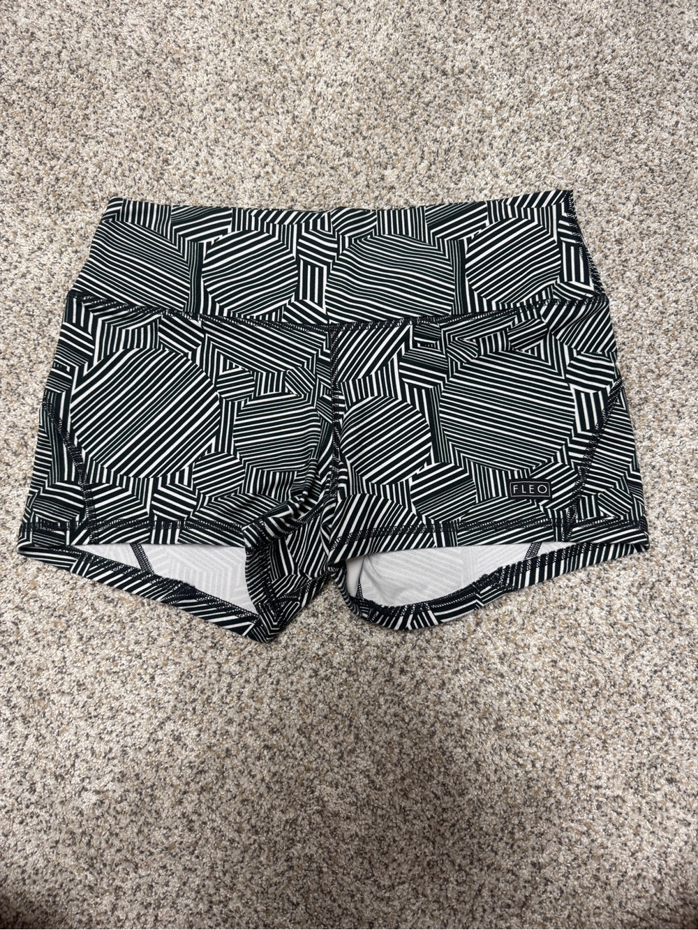 Fleo Black and White Shorts - size L